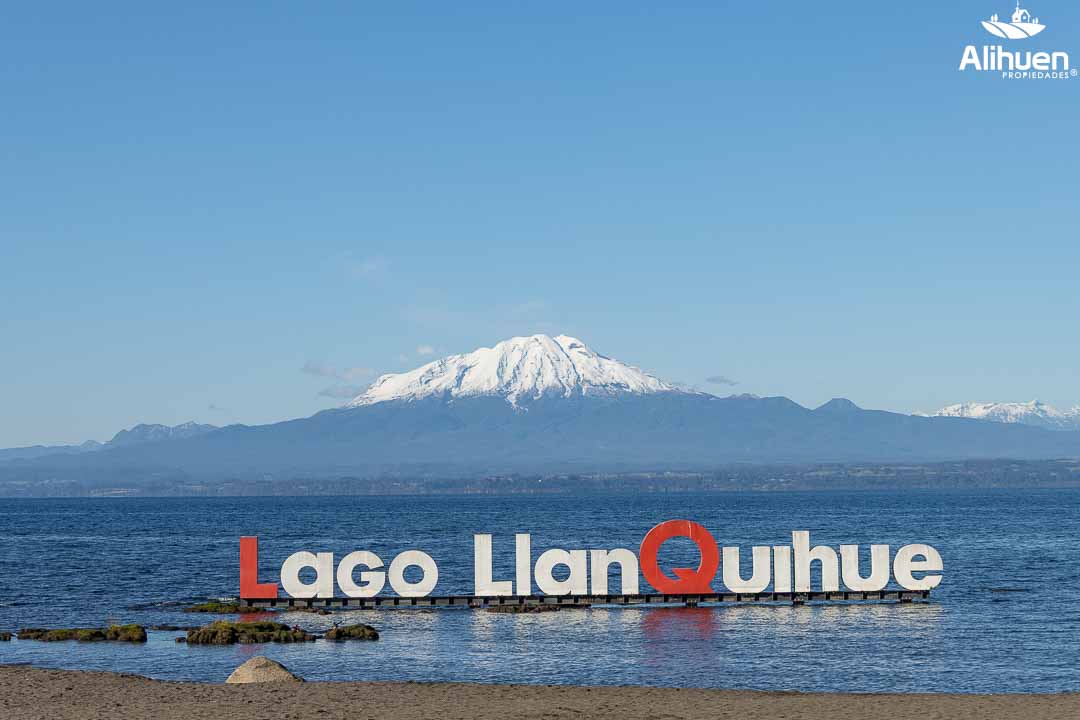 Letrero Lago Llanquihue con vista al Volcán Osorno desde Playa Los Cisnes